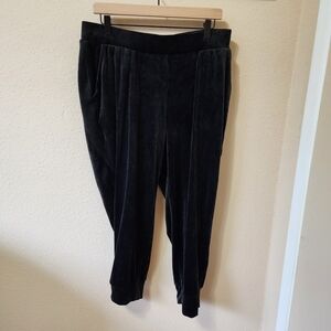 Magaschoni Black Velvet Capri Jogger Pants